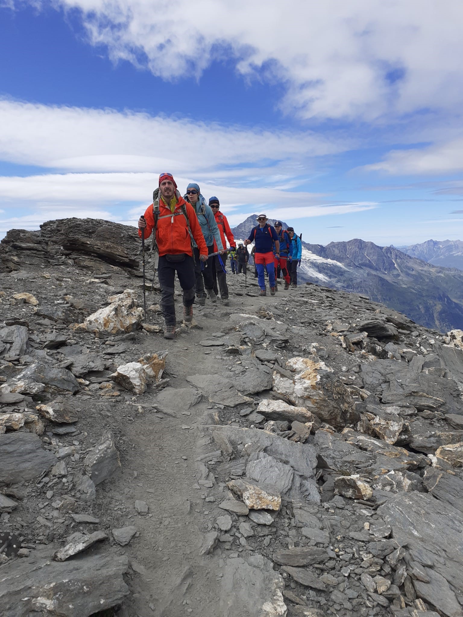 La expedición inicia el descenso hacia el campo base