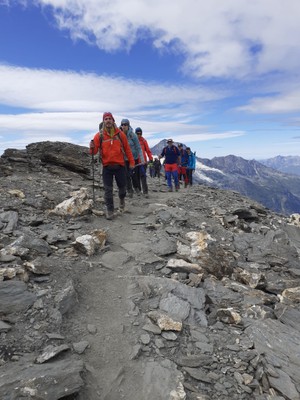 La expedición inicia el descenso hacia el campo base