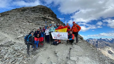 Los montañeros posan con la bandera española tras hacer cumbre en el Sassière