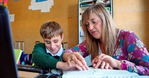 Niño ciego junto a su profesora de la ONCE