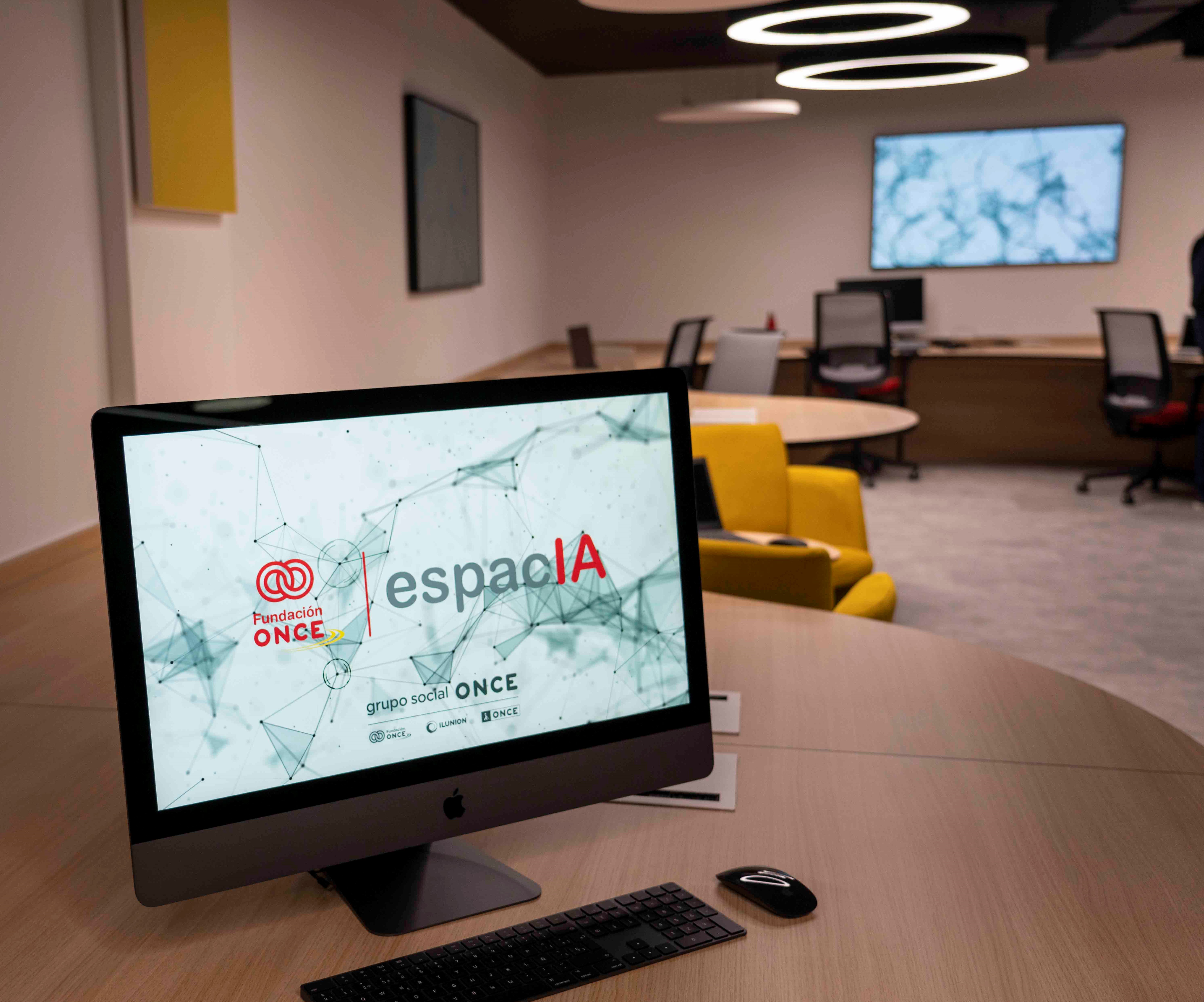 Página web de EspacIA en un ordenador situado en un área de trabajo digital