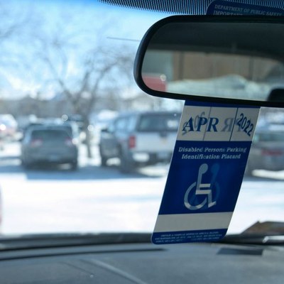 Un vehículo de persona con discapacidad con su distintivo de aparacmiento reservado