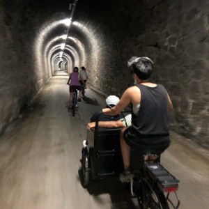 Una de las bicis adaptadas transitando por un túnel de la ruta