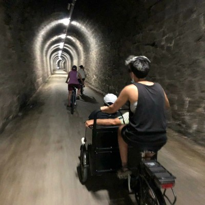 Una de las bicis adaptadas transitando por un túnel de la ruta
