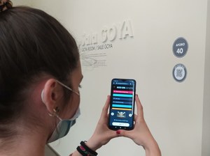 Una visitante captura el código QR para la visita a la entrada del Museo Goya
