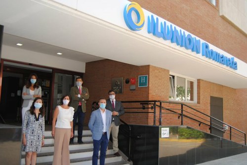 Autoridades del  Gobierno de Aragón, del Ayuntamiento de  Zaragoza  y de la  ONCE junto a los responsables del Ilunion Romareda durante la reapertura el pasado 11 de septiembre