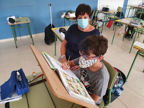 Belén con Robert, su alumno afiliado, menos de los tres hermanos, trabajando estos días en el aula de su cole