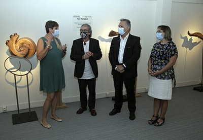 El autor, junto a los responsables de la ONCE, en la inauguración de la muestra