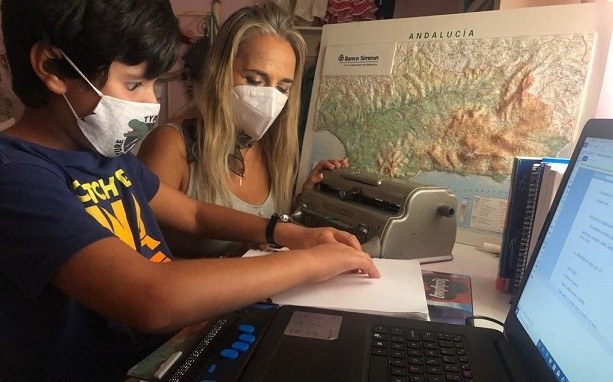 La maestra de la ONCE, Amelia Estévez, junto a su alumno Adam Barhoun, de Sevilla