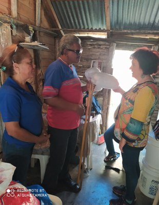 Natalia Bueno con un trabajador ciego que hace suapes 