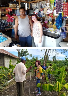 Rosa Blanco posa con una persona ciega en su tienda y Natalia Bueno en su visita a una plantación de plátanos