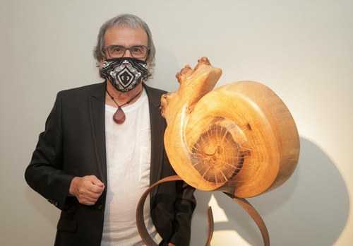 Teo Calvo con una de sus obras expuestas