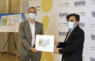 Gabriel Castañares a la izquierda y Alberto Durán con una copia enmarcada del cupón