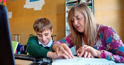 Niño ciego junto a su profesora de la ONCE