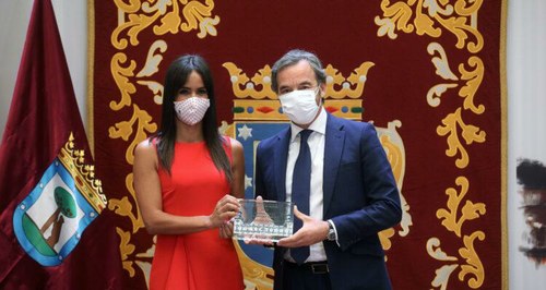 Begoña Villacís, a la izquierda, entrega el galardón al consejero delegado y director de Ilunion Hotels, José Ángel Preciados