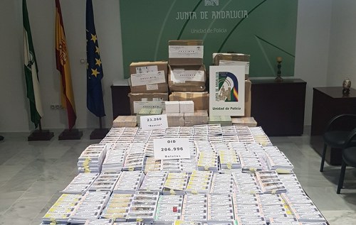 Boletos de lotería ilegal de la OID incautados por el Grupo de Juego perteneciente a la Jefatura Provincial de Cádiz de Unidad de Policía Adscrita a la Junta de Andalucía  tras registros de las sedes de OID de Cádiz y Chiclana de la Frontera
