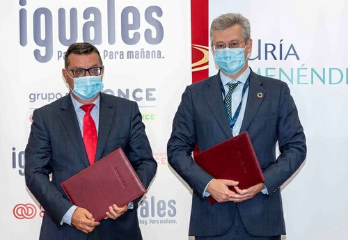 Martínez Donoso (a la izquierda) y García-Llaneza, tras suscribir el acuerdo