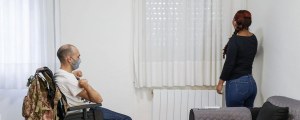Persona en silla de ruedas en el interior de su vivienda