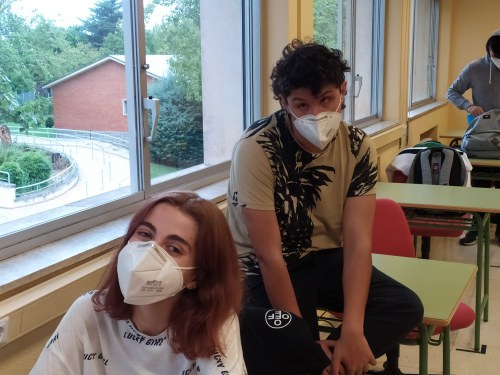 Sara Durán y Carlos J. Bote posan durante un descanso, en una de las clases de la Escuela de Fisioterapia de la ONCE, en Madrid