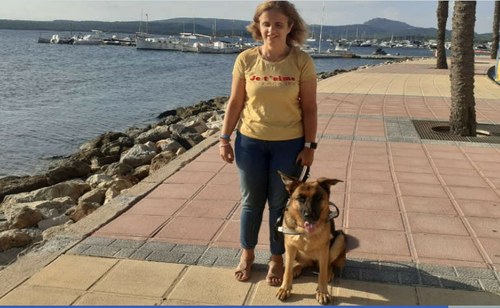 Spñer, junto a su perra guía, en el puerto de Palma