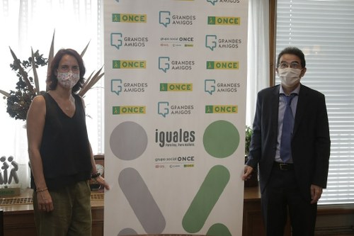 Villegas y Ramos tras la firma del acuerdo