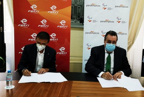 Hidalgo (a la izquieda) y Carballeda en el momento de la firma