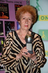 Antonia Merchán posa con el trofeo del premio Max de Teatro Amateur otorgado al movimiento teatral ONCE en 2013