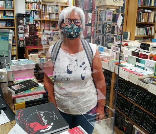 Aurora, en una librería sevillana donde exhiben la original novela gráfica