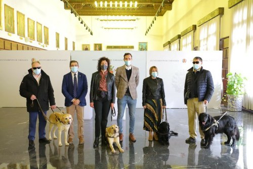 Foto de familia de todos los implicados tras las firma del acuerdo