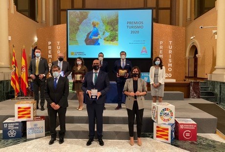 Responsables de los establecimientos premiados muestran sus respectivas placas al mérito turístico