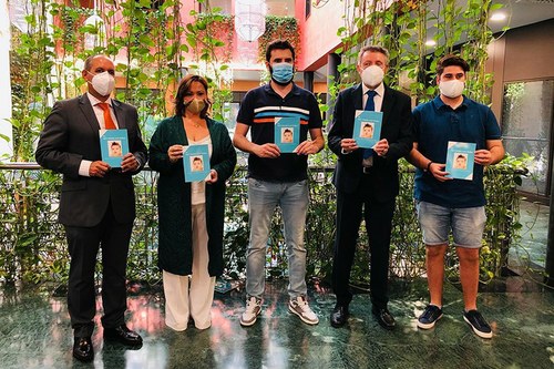 Las personalidades muestran la guía tras la presentación