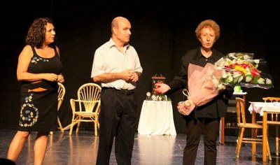 Merchán recibe un homenaje sobre el escenario acompañada por dos de los actores del grupo 'Antígona'