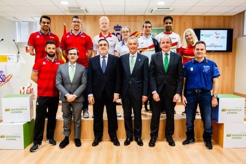 Responsables del CPE e Iberdrola con deportistas becados en anteriores ediciones