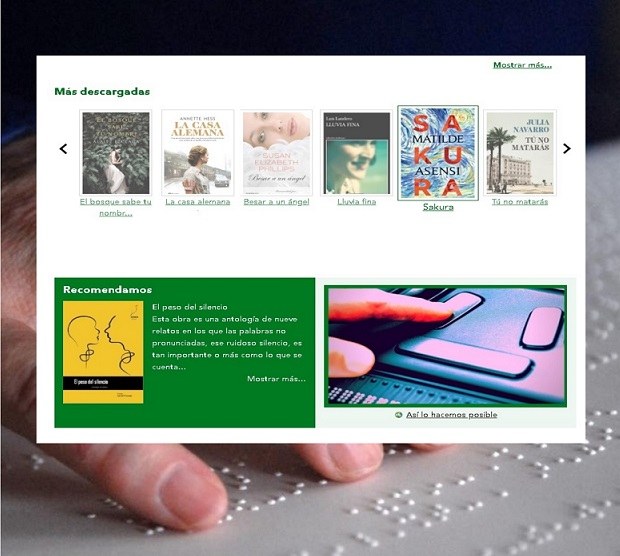 Pantallazo del apartado web sobre el Tratado de Marrakech, sobre fondo de manos leyendo braille.