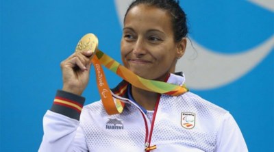 Perales muestra una de sus medallas de oro de Río 2016