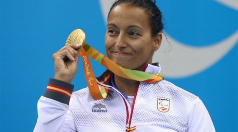 Perales muestra una de sus medallas de oro de Río 2016