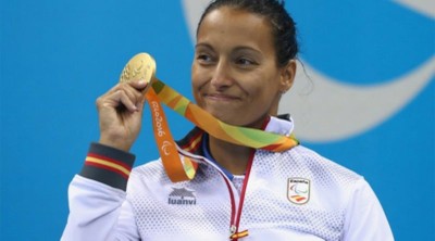 Perales muestra una de sus medallas de oro de Río 2016