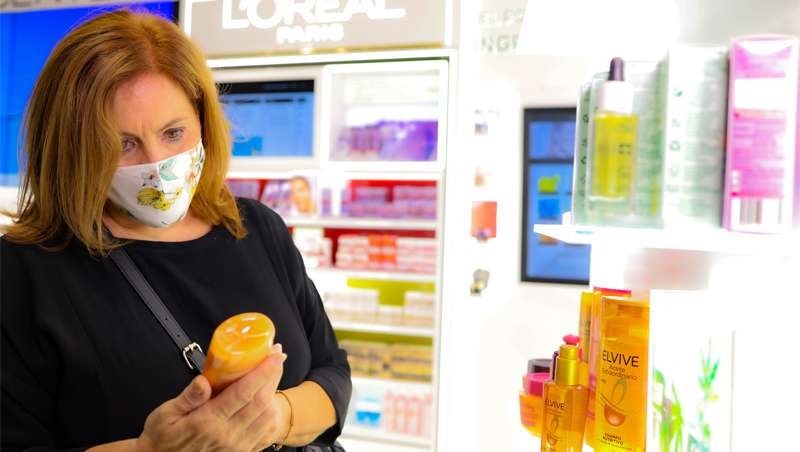 Mujer realizando una compra