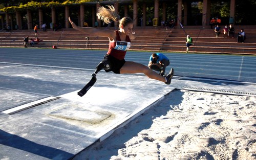 Desirée durante el salto que le valió la marca mínima en Valencia