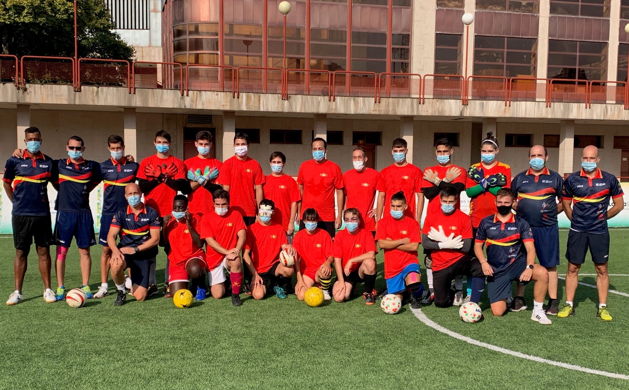 La selección al completo (jugadores y técnicos) posa durante la concentración en Madrid