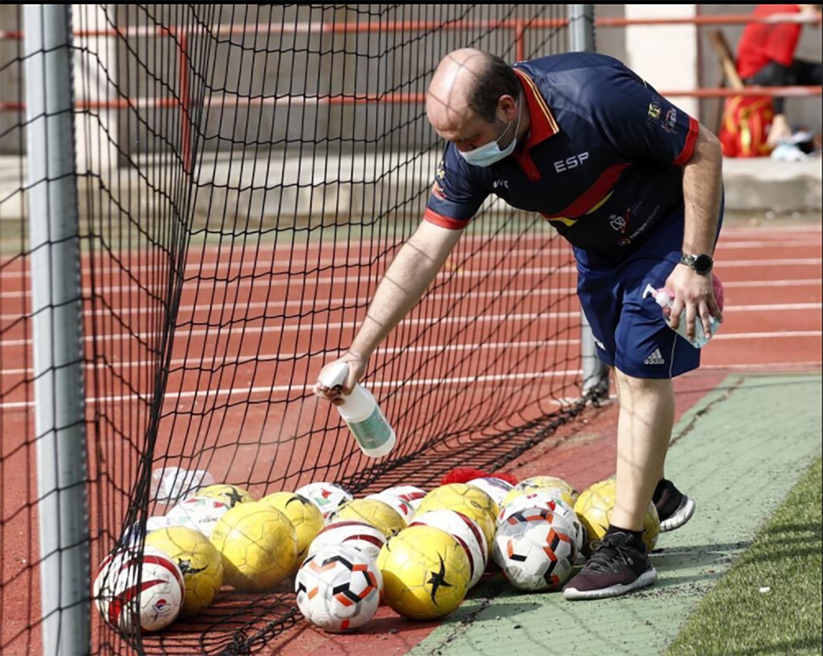 Los técnicos proceden a desinfectar los balones de juego