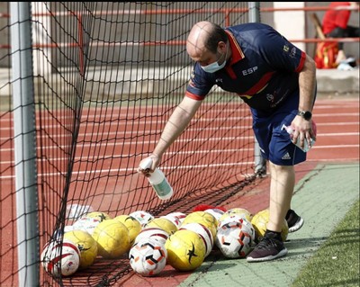 Los técnicos proceden a desinfectar los balones de juego
