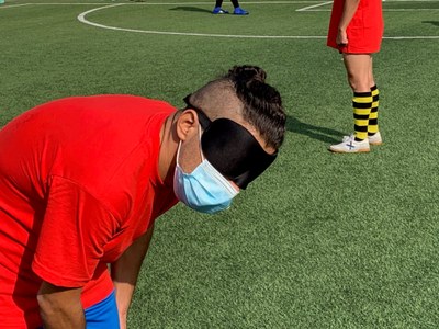 Primer plano de uno de los jugadores, provisto de mascarilla y el tradicional antifaz Primer plano de uno de los jugadores, provisto de mascarilla y el tradicional antifaz