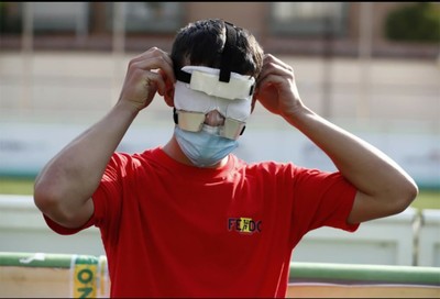 Un jugador se cubre el rostro con la mascarilla, el protector craneal y el antifaz
