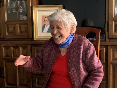 La afiliada sonríe mientras explica las vicisitudes de su centenaria trayectoria