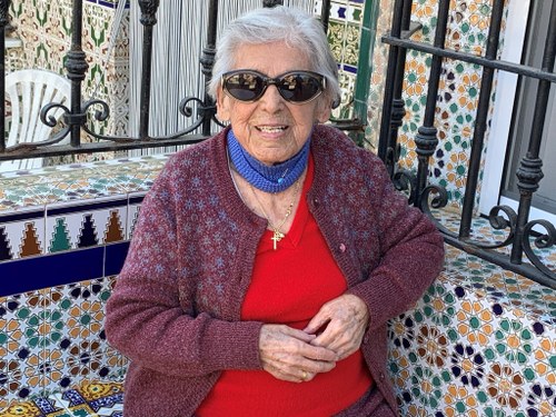 María Pilar, en el patio de su vivienda
