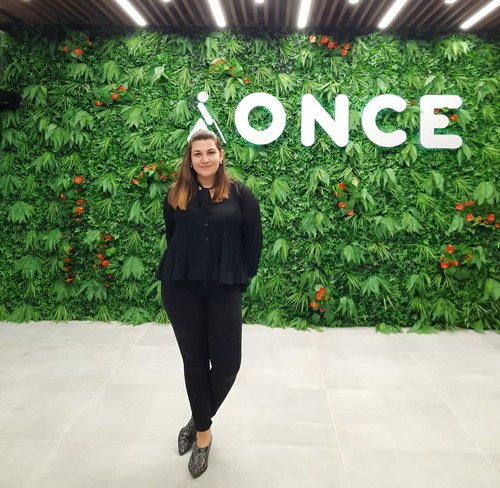 María Quindós posa en la sede de la nueva agencia abulense que ella dirige