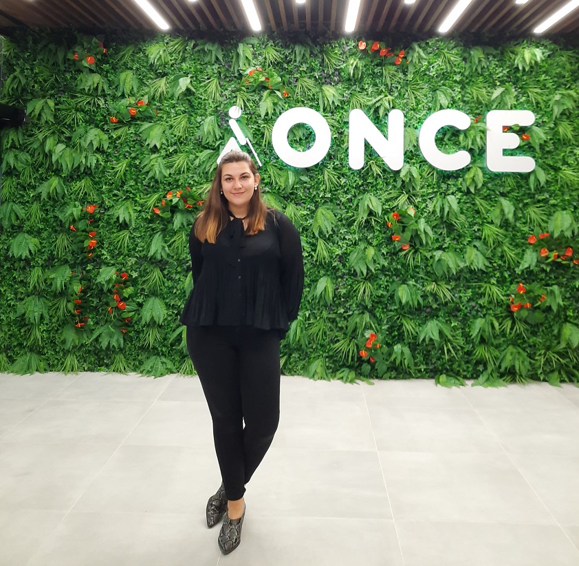 María Quindós posa en la sede de la nueva agencia abulense que ella dirige