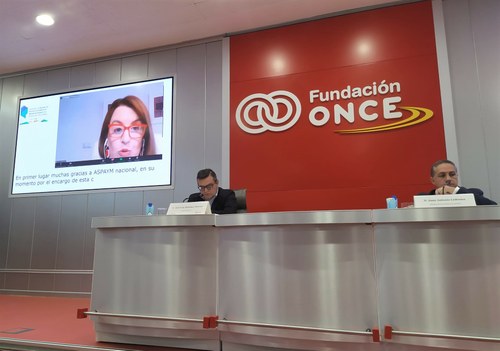 Martínez Donoso (a la izquierda) interviene en la presentación del estudio junto al moderador Juan Antonio Ledesma