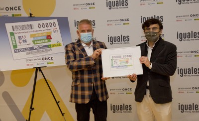 Susías y Alberto Durán muestran el cupón dedicado